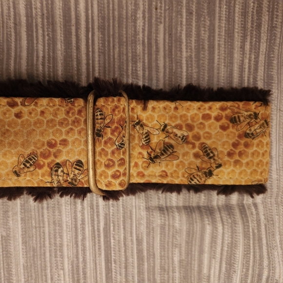 Fancy Dog‎ Collar- Honey Bees and Comb - Picture 1 of 6